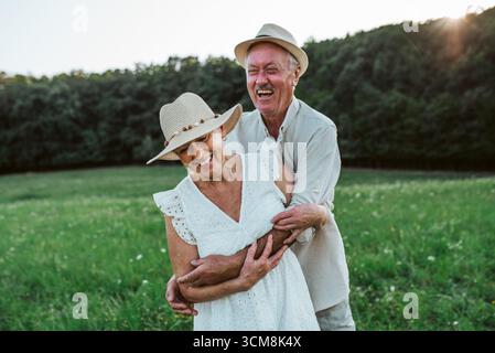 Ältere Männer und Frauen, die Zeit in der Natur verbringen. Indisches Sommerkonzept. Stockfoto