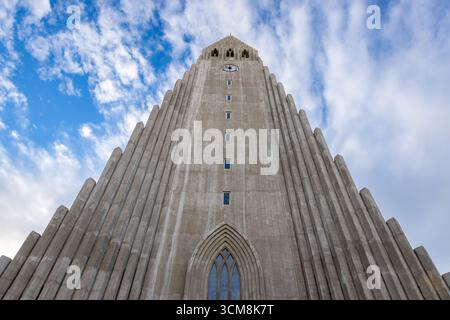 Reykjavik, Island - 18. Januar 2020: Fassade der Kirche Hallgrímskirkja. Die größte Kirche Islands und protestantisch-lutherische Kirche. Das Design Stockfoto