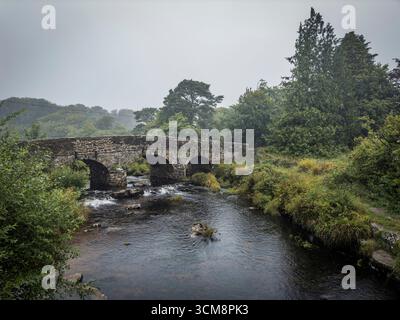 Brücke über den East Dart River in Postbridge auf Dartmoor, England. Stockfoto