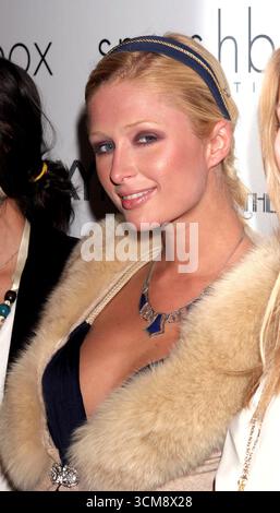 Paris Hilton bei der Special VIP Performance einer Theaterproduktion von 'Hedwig and the Angry Inch', präsentiert von Smashbox Cosmetics und dem Roxy Theater und gehalten im Roxy Theater - 03. April 2006 Stockfoto