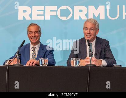 London, Großbritannien. September 2025. Der Reformführer Nigel Farage hat Danny Kruger als erster sitzender konservativer Abgeordneter vorgestellt, der sich der Reform UK angeschlossen hat. Der Abgeordnete von East Wiltshire, der 2019 erstmals gewählt wurde, sagte: „Die Konservative Partei ist auf nationaler Ebene vorbei“ und „als wichtigste Opposition zur Linken“. Quelle: Karl Black/Alamy Live News Stockfoto