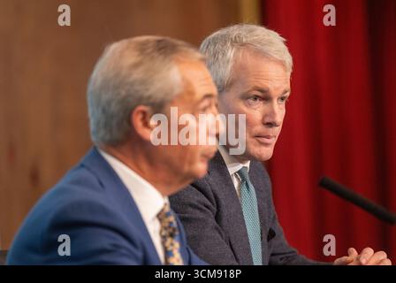 London, Großbritannien. September 2025. Der Reformführer Nigel Farage hat Danny Kruger als erster sitzender konservativer Abgeordneter vorgestellt, der sich der Reform UK angeschlossen hat. Der Abgeordnete von East Wiltshire, der 2019 erstmals gewählt wurde, sagte: „Die Konservative Partei ist auf nationaler Ebene vorbei“ und „als wichtigste Opposition zur Linken“. Quelle: Karl Black/Alamy Live News Stockfoto