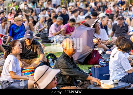 Publikum besucht Open-Air-Symphoniekonzert, Lumphini Park, Bangkok, Thailand Stockfoto