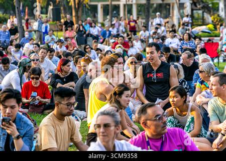 Publikum besucht Open-Air-Symphoniekonzert, Lumphini Park, Bangkok, Thailand Stockfoto
