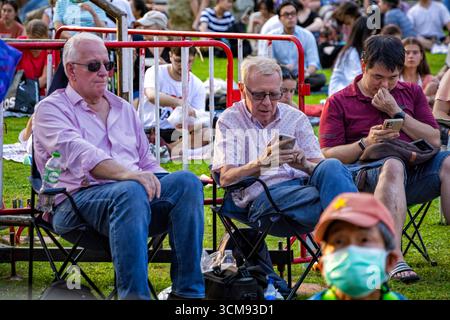 Publikum besucht Open-Air-Symphoniekonzert, Lumphini Park, Bangkok, Thailand Stockfoto