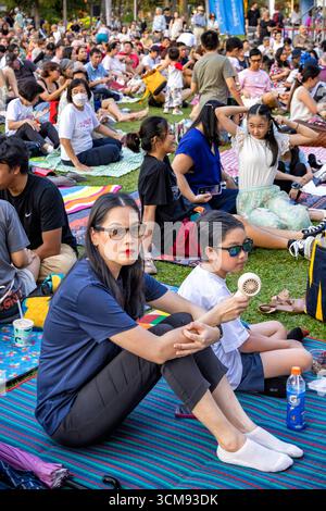 Publikum besucht Open-Air-Symphoniekonzert, Lumphini Park, Bangkok, Thailand Stockfoto