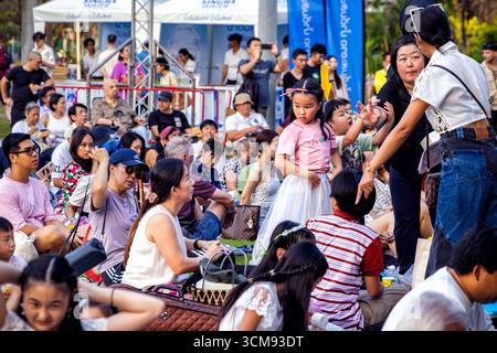 Publikum besucht Open-Air-Symphoniekonzert, Lumphini Park, Bangkok, Thailand Stockfoto