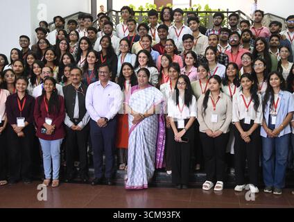 Neu-Delhi, Indien. September 2025. NEW DELHI, INDIEN - 15. SEPTEMBER: Delhi-Chefminister Rekha Gupta mit Praktikanten während des Viksit Delhi cm Internship Program im Delhi-Sekretariat am 15. September 2025 in Neu-Delhi, Indien. 87 Studenten absolvieren ein dreimonatiges Praktikum bei der Regierung von Delhi. (Foto: Vipin Kumar/Hindustan Times/SIPA USA) Credit: SIPA USA/Alamy Live News Stockfoto