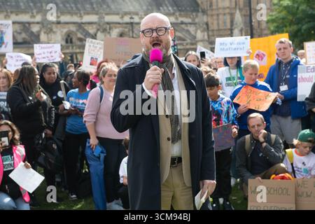 London, Großbritannien. September 2025. Der Komiker Alistair Barrie spricht auf einer SENDE Day of Action (Special Educational Needs and Disabilities) Rally am Parliament Square, um für Kinder mit besonderen pädagogischen, gesundheitlichen oder pflegebedürftigen Bedürfnissen zu kämpfen und die Bildung, Gesundheit und Pflege Pläne (EHCPs) von der Verschrottung von Mainstream-Schulen zu stoppen. Quelle: Justin Ng/Alamy Live News. Stockfoto