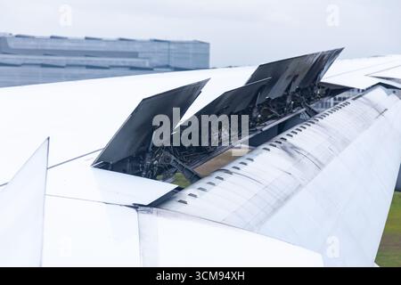 Flugzeugflügel mit vollständig ausgefahrenen Klappen und Leisten beim Landeanflug 2026, Nahaufnahme Stockfoto
