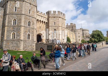 Windsor, Berkshire, Großbritannien. September 2025. Ein geschäftiger Tag in Windsor, da sich die königliche Stadt Windsor in Berkshire auf den Staatsbesuch des US-Präsidenten Donald Trump am Mittwoch dieser Woche vorbereitet. Quelle: Maureen McLean/Alamy Live News Stockfoto