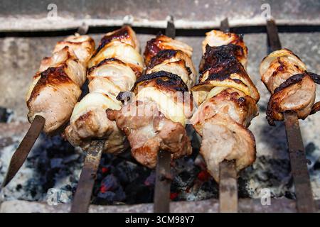 Gegrillte Fleischspieße mit geröstetem Mais in Nahaufnahme Stockfoto
