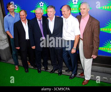 England Captains: L bis R: Tony Adams, Mick Mills, Alan Mullery, Treveor Cherry, Phil Neal und Dave Watson bei der „Umbro Football Fever“ in Selfridges, London - 08. Juni 2006 Stockfoto