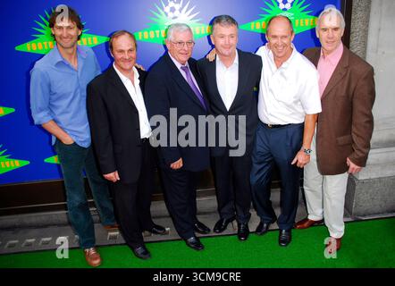 England Captains: L bis R: Tony Adams, Mick Mills, Alan Mullery, Treveor Cherry, Phil Neal und Dave Watson bei der „Umbro Football Fever“ in Selfridges, London - 08. Juni 2006 Stockfoto