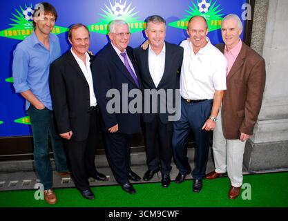 England Captains: L bis R: Tony Adams, Mick Mills, Alan Mullery, Treveor Cherry, Phil Neal und Dave Watson bei der „Umbro Football Fever“ in Selfridges, London - 08. Juni 2006 Stockfoto