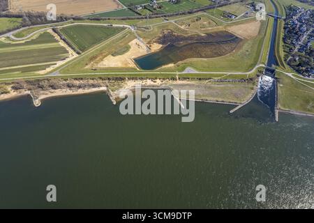 Luftaufnahme, Baustelle des Rheindeiches, neue und alte Emscher-Mündung, Fallstruktur Emscher-Mündung, Emscher-Brücke Hagelstraße, Rheinaue Walsum, Stockfoto