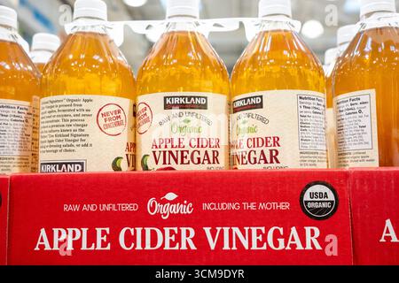 Kirkland Bio Apfelessig in einem Regal bei Costco. Stockfoto