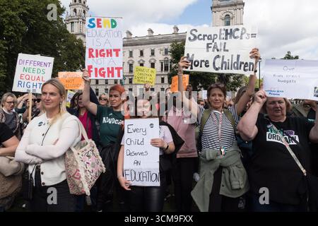 London, Großbritannien. September 2025. Aktivisten, Eltern und Kinder, die von einer Krise im Rahmen des Systems zur Unterstützung von Sonderpädagogik und Behinderungen (SEND) betroffen sind, nehmen an einer Kundgebung vor den Häusern des Parlaments teil, während Parlamentsabgeordnete eine Petition über Bewertungen und Unterstützung von Kindern mit SENDEFUNKTION diskutieren. Quelle: Wiktor Szymanowicz/Alamy Live News Stockfoto