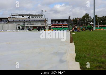 United Kingdom, Leicester, Upton Steel County Ground, 15. September 2025, Groundstaff sichert die Titelverteidigung am ersten Tag des Spiels der Rothesay County Championship Division Two zwischen Leicestershire CCC und Kent County Cricket Club in Grace Road, Leicester, Vereinigtes Königreich am 15. September 2025. Stockfoto