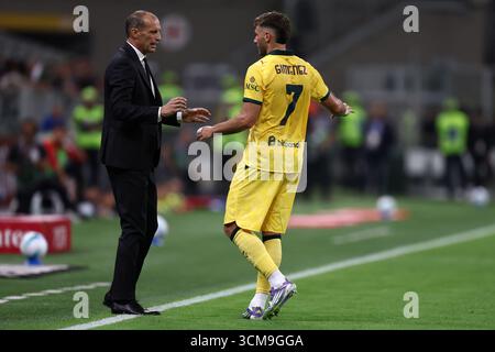 Massimiliano Allegri, Cheftrainer des AC Mailand, spricht mit Santiago Gimenez vom AC Mailand während des Spiels der Serie A zwischen AC Mailand und Bologna FC im Stadio Giuseppe Meazza am 14. September 2025 in Mailand. Stockfoto