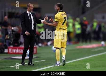 Massimiliano Allegri, Cheftrainer des AC Mailand, spricht mit Santiago Gimenez vom AC Mailand während des Spiels der Serie A zwischen AC Mailand und Bologna FC im Stadio Giuseppe Meazza am 14. September 2025 in Mailand. Stockfoto