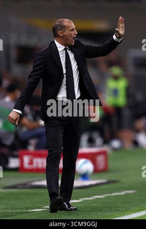 Massimiliano Allegri, Cheftrainer des AC Mailand, spricht mit Santiago Gimenez vom AC Mailand während des Spiels der Serie A zwischen AC Mailand und Bologna FC im Stadio Giuseppe Meazza am 14. September 2025 in Mailand. Stockfoto
