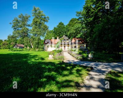 Landschaftspark im Künstlerhaus Gasteiger in Holzhausen am Ammersee, Westufer des Ammersees Stockfoto