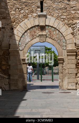 Eine mediterrane Altstadt, historische Gebäude in engen Gassen, Tagesblick auf die Stadt Rethymno, Kreta, Griechenland Stockfoto