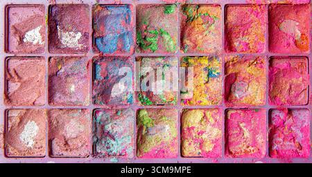 Wunderschönes Chaos. Abgenutzte, wunderschön zerrissene, bunte Schminkschattenpalette. Lebendige Farben. Stockfoto