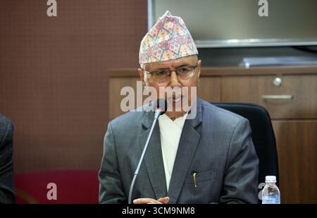 Kathmandu, Nepal. September 2025. Der nepalesische Finanzminister Rameshwor Khanal spricht vor dem Treffen, nachdem er sein Amt am 15. September 2025 in Singhadurbar in Kathmandu übernommen hatte. Quelle: ZUMA Press, Inc./Alamy Live News Stockfoto