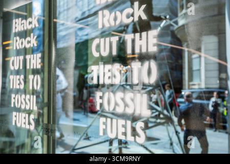 London, Großbritannien. September 2025. Die Demonstranten von Cut the Think and Extinction Rebellion zielen auf Blackrock, einen weiteren „Treibhauseffekt“ in der City of London. Banner halten und Broschüren verteilen, um die Investmentgesellschaft zu drängen, die Verbindungen zu fossilen Brennstoffen abzubauen. Guy Bell/Alamy Live News Stockfoto