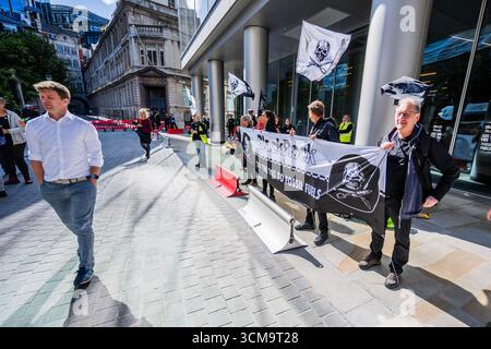 London, Großbritannien. September 2025. Die Demonstranten von Cut the Think and Extinction Rebellion zielen auf Blackrock, einen weiteren „Treibhauseffekt“ in der City of London. Banner halten und Broschüren verteilen, um die Investmentgesellschaft zu drängen, die Verbindungen zu fossilen Brennstoffen abzubauen. Guy Bell/Alamy Live News Stockfoto