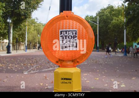 London, England, Großbritannien. September 2025. Ein Anti-Migrant-Aufkleber "Just Stop the Boats", der in der Mall zu sehen ist. (Kreditbild: © Vuk Valcic/ZUMA Press Wire) NUR REDAKTIONELLE VERWENDUNG! Nicht für kommerzielle ZWECKE! Stockfoto