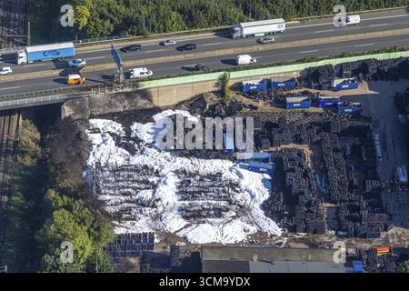 Luftaufnahme des Brandschadens an der Autobahn A40 Bochum. Nach dem Brand in einem Reifenlager wird wahrscheinlich eine Seite der Autobahn für gesperrt sein Stockfoto