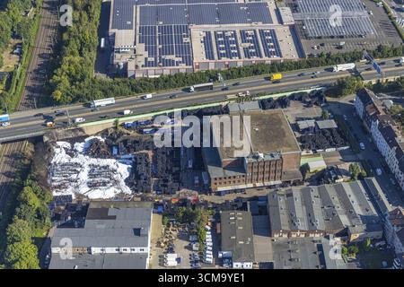 Luftaufnahme des Brandschadens an der Autobahn A40 Bochum. Nach dem Brand in einem Reifenlager wird wahrscheinlich eine Seite der Autobahn für gesperrt sein Stockfoto