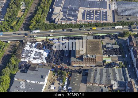 Luftaufnahme des Brandschadens an der Autobahn A40 Bochum. Nach dem Brand in einem Reifenlager wird wahrscheinlich eine Seite der Autobahn für gesperrt sein Stockfoto
