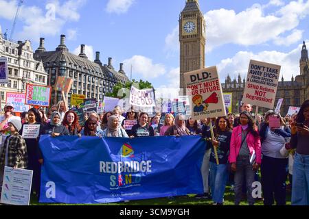 London, Großbritannien. September 2025. SENDEAKTIVISTEN (Special Educational Needs and Disabilities) und Familien veranstalten auf dem Parlamentsplatz die von der Behinderten-Kinderpartnerschaft organisierte Kundgebung „Kampf für den gewöhnlichen“. Die Kampagne fordert "die gleichen, gewöhnlichen Dinge, die andere Kinder und Familien für selbstverständlich halten", während die Debatte der Abgeordneten im parlament Rechte AUSSENDET. Quelle: Vuk Valcic/Alamy Live News Stockfoto
