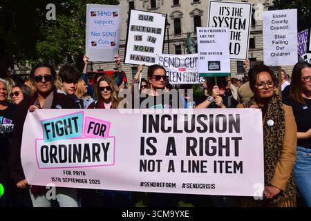 London, Großbritannien. September 2025. SENDEAKTIVISTEN (Special Educational Needs and Disabilities) und Familien veranstalten auf dem Parlamentsplatz die von der Behinderten-Kinderpartnerschaft organisierte Kundgebung „Kampf für den gewöhnlichen“. Die Kampagne fordert "die gleichen, gewöhnlichen Dinge, die andere Kinder und Familien für selbstverständlich halten", während die Debatte der Abgeordneten im parlament Rechte AUSSENDET. Quelle: Vuk Valcic/Alamy Live News Stockfoto