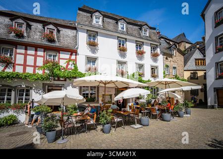 Marktplatz in Beilstein an der Mosel in Rheinland-Pfalz, einer malerischen Stadt, die als Dornröschen der Mosel oder Miniatur-Rothenburg bekannt ist Stockfoto