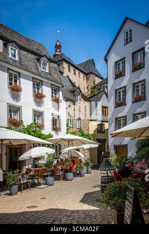 Marktplatz in Beilstein an der Mosel in Rheinland-Pfalz, einer malerischen Stadt, die als Dornröschen der Mosel oder Miniatur-Rothenburg bekannt ist Stockfoto