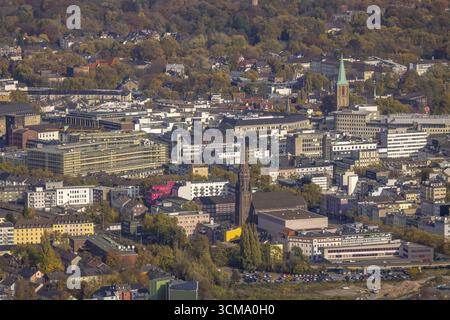Aus der Vogelperspektive, Blick auf das Stadtzentrum mit der ehemaligen St. Marien Kirche und der Provostkirche St. Peter und St. Paul sowie der Baustelle mit Stockfoto