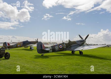 2025. September: Supermarine, Spitfire und Hawker Hurricane bei Goodwood Revival Stockfoto