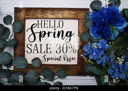 Frühlingsverkauf 30% Promotion und Marketing mit Blumen Blumenstrauß Dekoration auf hölzernem Hintergrund Stockfoto