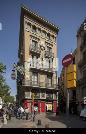 Drachenhaus auf der Rambla de Sant Josep, Barcelona, Stadtbesichtigung, Tourismus, Katalonien, Spanien, Europa, Europa, Stadtbesichtigung, Katalonien, Stadttourismus, Tourismus Stockfoto