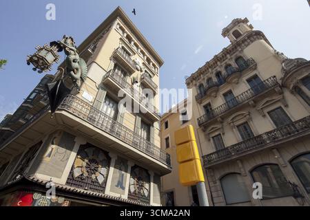 Drachenhaus auf der Rambla de Sant Josep, Barcelona, Stadtbesichtigung, Tourismus, Katalonien, Spanien, Europa, Europa, Stadtbesichtigung, Katalonien, Stadttourismus, Tourismus Stockfoto