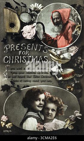 Eine reich gestufte Weihnachtspostkarte aus dem Jahr 1916 zeigt den Weihnachtsmann in roten Gewändern, eine festliche Kaskade aus stechpalme, Glocken und Trommeln und ein Sepia-Foto von zwei fröhlichen Mädchen. Ein verspieltes Gedicht lädt Kinder ein, ihre Strümpfe aufzuhängen. Das Design verbindet Kriegsnostalgie mit anhaltendem Beifall und fängt edwardianische Gefühle durch Illustration, Fotografie und poetischen Charme ein. Von einer originalen edwardianischen Grußkarte. Stockfoto