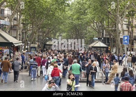 Touristenmassen auf der Rambla, Verkaufsstände, Ramblas, Rambles, Fußgängerzone, Barcelona, Katalonien, Spanien, Europa, Stadtbesichtigung, Tourismus, Stadtbesichtigung Europa Stockfoto