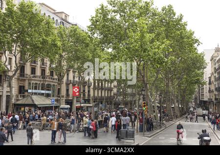 Touristenmassen auf der Rambla, Verkaufsstände, Ramblas, Rambles, Fußgängerzone, Barcelona, Katalonien, Spanien, Europa, Stadtbesichtigung, Tourismus, Stadtbesichtigung Europa Stockfoto