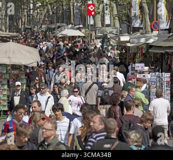 Touristenmassen auf der Rambla, Verkaufsstände, Ramblas, Rambles, Fußgängerzone, Barcelona, Katalonien, Spanien, Europa, Stadtbesichtigung, Tourismus, Stadtbesichtigung Europa Stockfoto