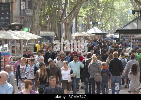 Touristenmassen auf der Rambla, Verkaufsstände, Ramblas, Rambles, Fußgängerzone, Barcelona, Katalonien, Spanien, Europa, Stadtbesichtigung, Tourismus, Stadtbesichtigung Europa Stockfoto
